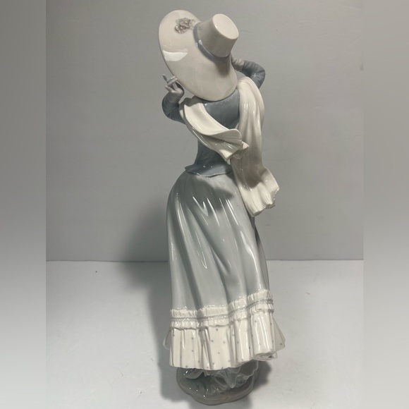 LLADRO Spring Breeze 4936 Lady Girl with Hat Retired Figurine w/ Original Box - Picture 3 of 8